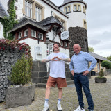 Foto: Mark Junglas und Stadtbürgermeister Gerd Klasen freuen sich auf die Zukunft des alten Bahnhofs in Polch.
