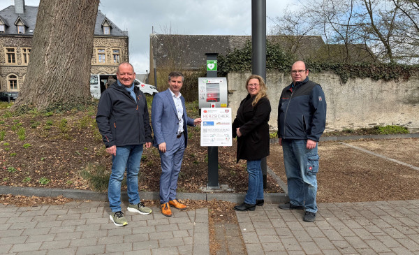 &Uuml;bergabe des neuen Defibrilators am @Viedel