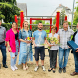 Mitarbeiterin Katharina Klassen, Diana Ford und Michael Klöckner als Leitungsteam des städtischen Kinderhorts Mäusenest, Gerd Klasen als Stadtbürgermeister und Vertreter/innen des Elternausschusses