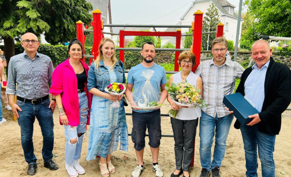 Mitarbeiterin Katharina Klassen, Diana Ford und Michael Kl&ouml;ckner als Leitungsteam des st&auml;dtischen Kinderhorts M&auml;usenest, Gerd Klasen als Stadtb&uuml;rgermeister und Vertreter/innen des Elternausschusses